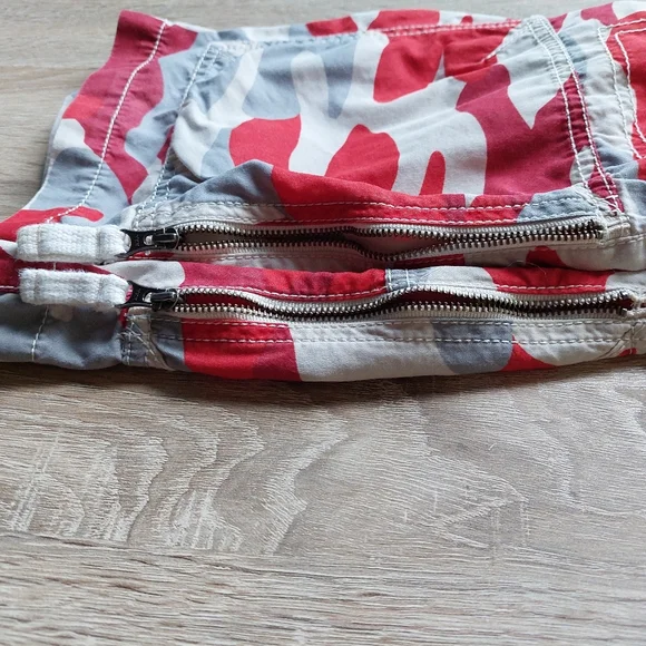 2011 ln/euc red camo board shorts size 6 - Picture 6 of 13